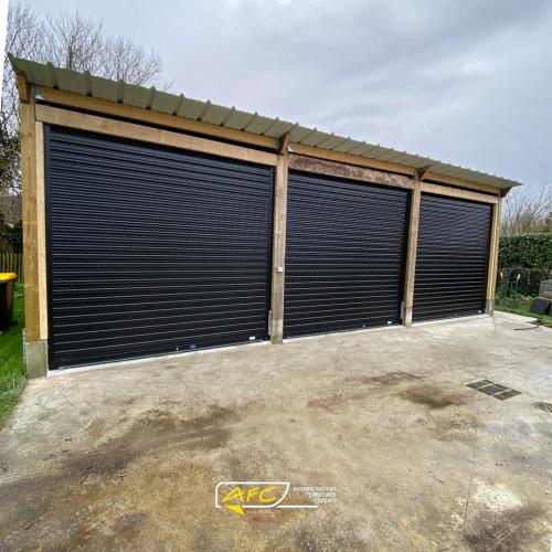 Installation de rideaux métalliques pour un garage à bateaux dans le Calvados