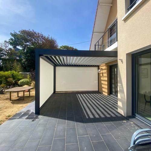 Installation d'une pergola bioclimatique OPEN avec stores ZIP MARQUISES STORES