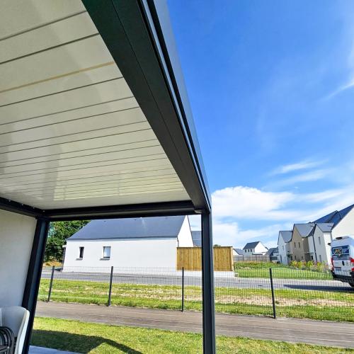 Installation d’une pergola Open’R Marquises avec lames rétractables : design, confort et liberté