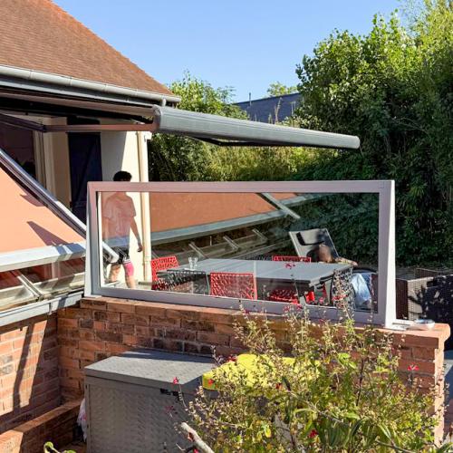 Installation d'un châssis fixe et d'un store banne par AFC