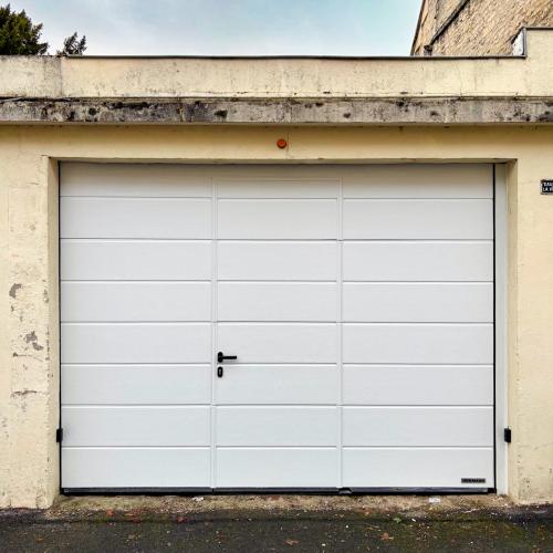 Porte de garage sectionnelle avec portillon intégré